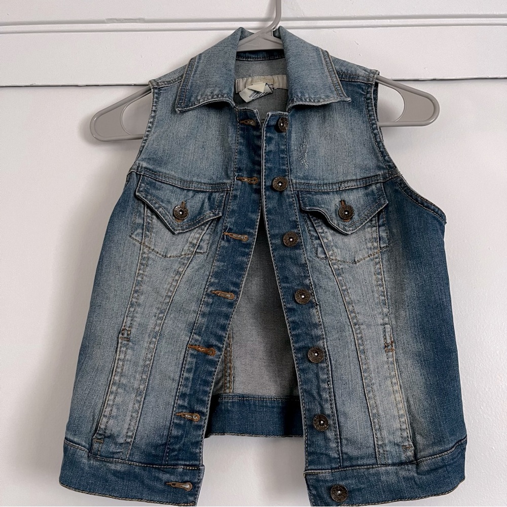 True Soulmate Vintage Denim juniors size S denim vest, distressed, buttons